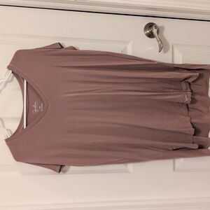 Suzy Shier | Size M V-Neck Short Sleeve Tunic Top in Mauve